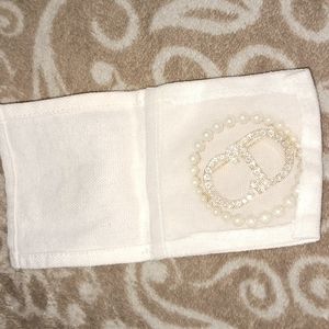 Pearl brooch (DIOR)